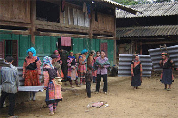 Nhân dân Bản Lầu, huyện Mường Khương nhận tấm lợp được nhà Nhà nước hỗ trợ