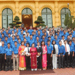 Phó Chủ tịch nước Nguyễn Thị Doan gặp mặt “người thợ trẻ giỏi toàn quốc năm 2009” (chị Lưu Thị Thảo, hàng đầu ngoài cùng) Ảnh: TTXVN