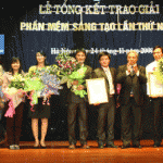 Nhóm tác giả Lưu Thị Thảo và Đỗ Ngọc Diệp (thứ 2,3 từ trái qua) nhận giải thưởng tại Lễ tổng kết trao giải phần mềm sáng tạo vừa diễn ra