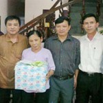 Ban lãnh đạo NHCSXH tỉnh Thái Nguyên thăm hỏi và tặng quà các gia đình chính sách