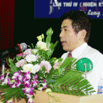 Phó giám đốc, Chủ tịch Công đoàn cơ sở NHCSXH tỉnh Quảng Ninh trình bày báo cáo