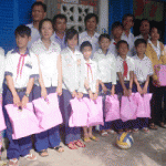 Đại diện Ban lãnh đạo và các đoàn viên thanh niên chi nhánh tỉnh Long An tặng quà cho học sinh