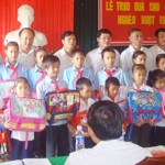 Đại diện NHCSXH tỉnh Quảng Bình tặng quà cho các em học sinh nghèo ở xã Hóa Tiến, huyện Minh Hóa