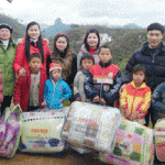 Đoàn viên Chi đoàn NHCSXH huyện Chợ Đồn trao quà cho các em nhỏ con nhà nghèo học giỏi tại xã Xuân Lạc