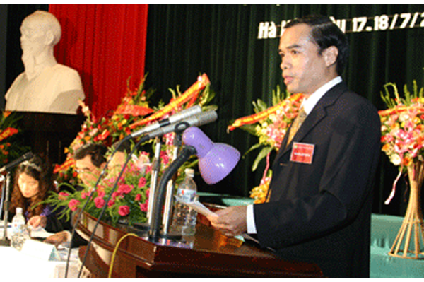 Ph&oacute; Thống đốc Ng&acirc;n h&agrave;ng Nh&agrave; nước Nguyễn Đồng Tiến ph&aacute;t biểu tại đại hội