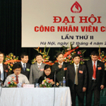 Tổng giám đốc (người ngồi, bên phải) cùng Phó TGĐ, Chủ tịch Công đoàn NHCSXH Việt Nam (bên trái) ký Thoả ước lao động tập thể
