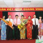 Đồng chí Dương Quyết Thắng và đồng chí Phan Thị Thuộc chúc mừng Ban chấp hành Công đoàn cơ sở Hội sở chính nhiệm kỳ 2012 - 2015