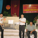 Phó Tổng giám đốc Dương Quyết Thắng (bên phải) cùng Công đoàn NHCSXH trao tivi cho lãnh đạo Trung tâm