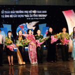 Ông Lê Hồng Phong, Phó Tổng giám đốc, Chủ tịch Công đoàn NHCSXH Việt Nam (ngoài cùng bên trái) nhận kết quả từ cuộc vận động Mái ấm tình thương