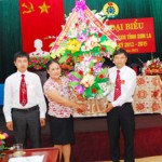 Thay mặt cho Ban Thường vụ, BCH Công đoàn NHCSXH, đồng chí Phan Thị Thuộc - Q. Chủ tịch đã gửi đến Đại hội lẵng hoa tươi thắm và chúc mừng Đại hội