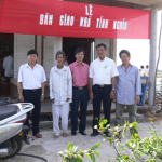 Đại diện gia đình liệt sỹ Trương Văn Trí cùng các cán bộ NHCSXH huyện Châu Thành bên ngôi nhà tình nghĩa