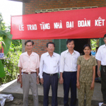 NHCSXH chi nhánh tại tỉnh Long An cùng chính quyền địa phương và gia đình bà Vân bên ngôi nhà “Đại đoàn kết”