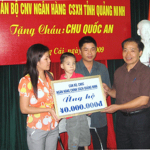 Lãnh đạo VBSP chi nhánh tỉnh Quảng Ninh trao số tiền ủng hộ cho cháu Chu Quốc An