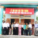 Đại diện Ban thường vụ Công đoàn chi nhánh NHCSXH TP. Đà Nẵng bàn giao nhà tình thương cho phụ nữ nghèo tại xã Hoà Phong, huyện Hoà Vang