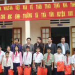 Công đoàn NHCSXH Việt Nam trao quà cho học sinh xã Trà Vân