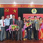 Đồng chí Đoàn Văn Khải - Phó Chủ tịch Công đoàn NHCSXH và Lãnh đạo chi nhánh tỉnh Thái Nguyên chúc mừng Ban chấp hành nhiệm kỳ 2012 - 2015