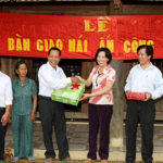 Phó GĐ, Chủ tịch Công đoàn NHCSXH tỉnh Quảng Nam Nguyễn Thị Trung (Thứ hai, từ phải qua) tặng quà cho gia đình ông Blinh Iêng tại lễ bàn giao ngôi nhà mới