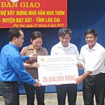 Phó Bí thư Đoàn TNCS Hồ Chí Minh NHCSXH Nguyễn Duy Thắng (áo xanh) bàn giao 25 triệu đồng hỗ trợ xây dựng nhà văn hóa thôn tại xã Bản Qua