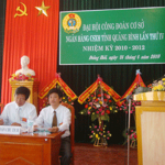Bà Chu Thị Chính, Ủy viên Ban chấp hành Công đoàn NHCSXH Việt Nam phát biểu và chỉ đạo Đại hội