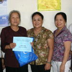 Đoàn đã tới thăm và tặng quà tại gia đình vợ liệt sỹ cô đơn Tô Thị Sơn