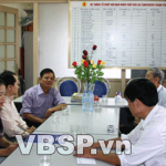 Ông Phan Cử Nhân - Chủ tịch Công đoàn cơ sở Hội sở chính NHCSXH (thứ hai bên trái) đang cùng trao đổi với Hội nạn nhân chất độc da cam - Dioxin Hà Nội