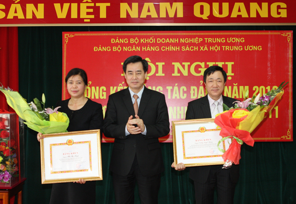 Bí thư Đảng bộ, Tổng giám đốc Hà Thị Hạnh (bên trái) có thành tích xuất sắc trong việc xây dựng Đảng bộ NHCSXH Trung ương và Phó bí thư Đảng ủy, Phó Tổng giám đốc Dương Quyết Thắng (bên phải) hoàn thành xuất sắc nhiệm vụ 5 năm (2006 - 2010) nhận Bằng khen 