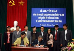 Đại diện Quận ủy Hai Bà Trưng và Đảng ủy khối doanh nghiệp Trung ương ký bàn giao