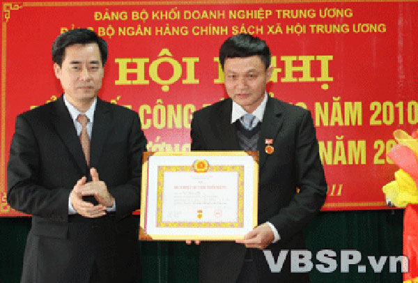 Nguy&ecirc;n Ph&oacute; Chủ tịch thường trực C&ocirc;ng đo&agrave;n NHCSXH Việt Nam