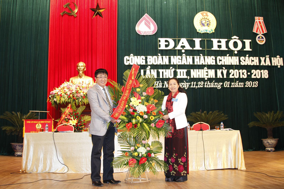 Đồng chí Nguyễn Thị Thu Hồng (phải) - Phó Chủ tịch Tổng LĐLĐ Việt Nam chúc mừng Đại hội