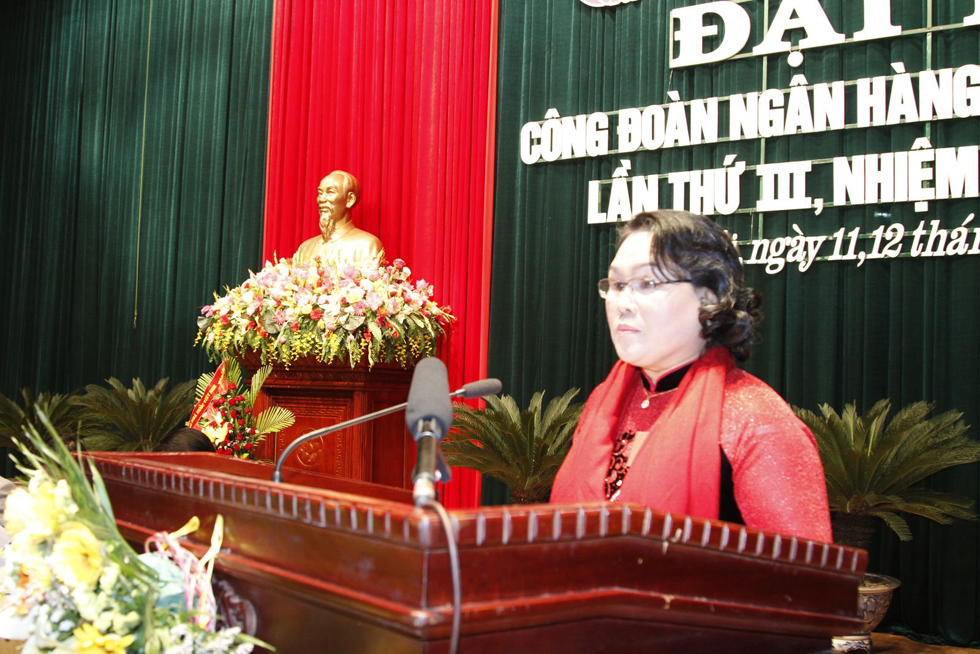 Đồng chí Phan Thị Thuộc - Quyền Chủ tịch Công đoàn NHCSXH Khóa II khai mạc Đại hội