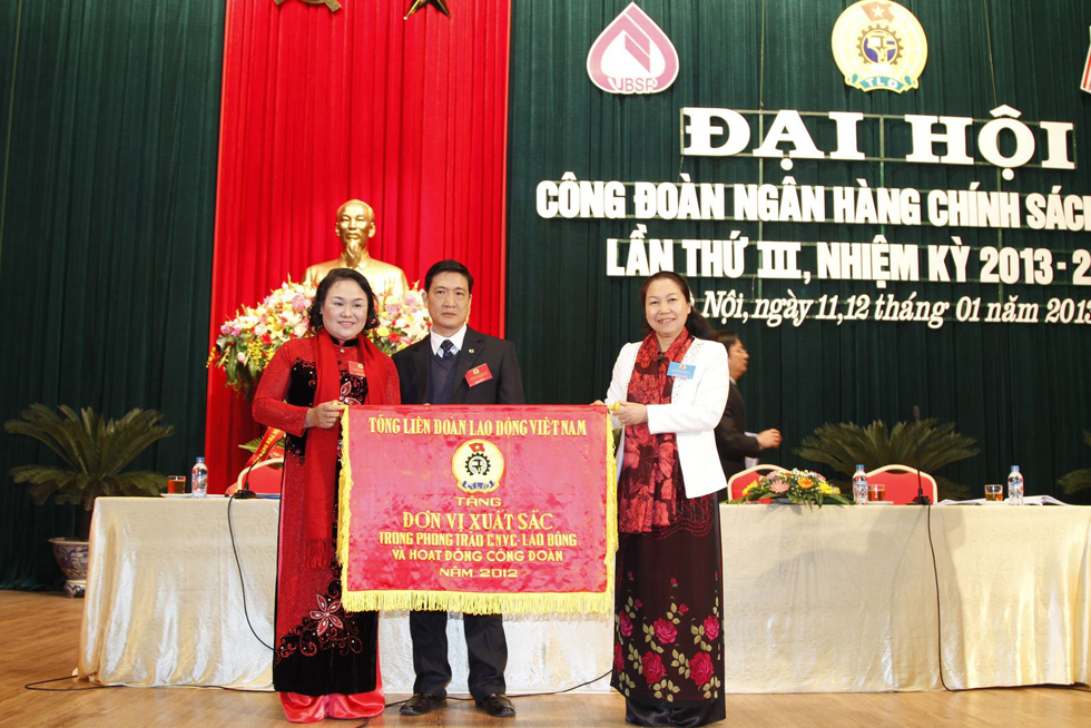 Tổng LĐLĐ Việt Nam tặng cờ thi đua cho tập thể Công đoàn NHCSXH có thành tích xuất sắc trong phong trào thi đua lao động giỏi năm 2012