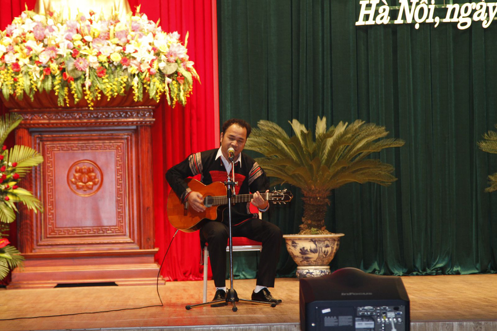 “Ơi Mal Đrắk” bài hát được Ysol Arul cán bộ đến từ NHCSXH tỉnh Đắk Lắk trình bày thành công