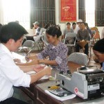 Cán bộ NHCSXH huyện Gia Bình thực hiện giao dịch với người dân