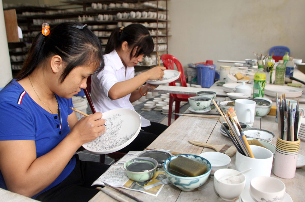 Vay vốn phát triển nghề truyền thống tại một cơ sở ở làng gốm Bát Tràng, huyện Gia Lâm (TP. Hà Nội)