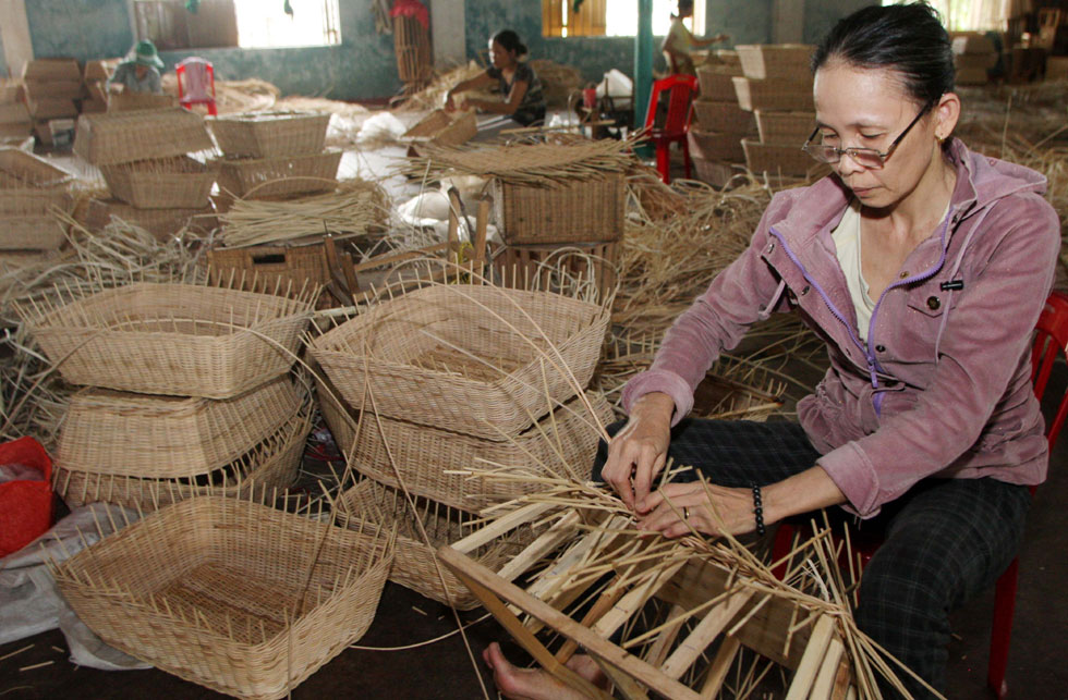 Xí nghiệp mây tre đan xuất khẩu Âu Cơ ở huyện Núi Thành (Quảng Nam) được vay 250 triệu đồng từ chương trình giải quyết việc làm đã mở rộng nhà xưởng tạo việc làm cho hàng trăm lao động địa phương