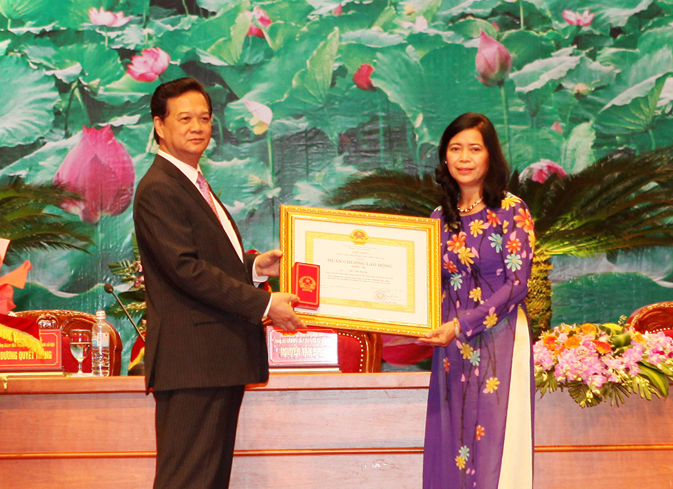 Thủ tướng Nguyễn Tấn Dũng trao Huân chương Lao động hạng Nhì cho bà Hà Thị Hạnh, nguyên Tổng giám đốc NHCSXH đã có thành tích xuất sắc trong công tác từ năm 2006 - 2010