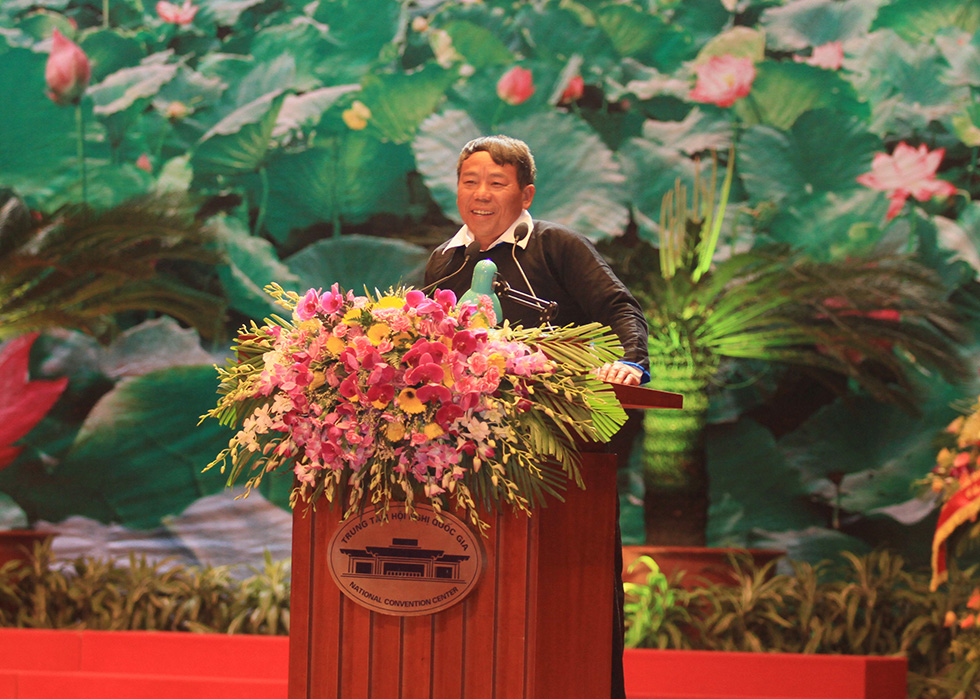 Hộ vay vốn Giàng A Súa ở bản Thèn Pả, xã Tả Lèng, huyện Tam Đường (Lai Châu) báo cáo tham luận tại Hội nghị