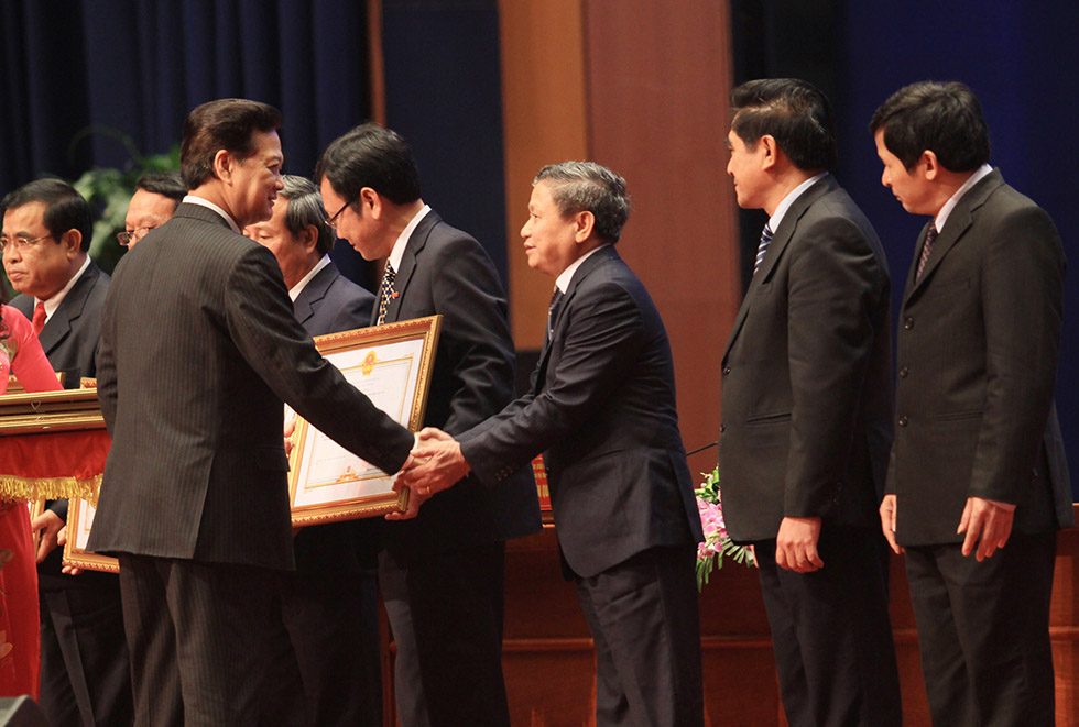 Thủ tướng Nguyễn Tấn Dũng trao Bằng khen cho những cá nhân xuất sắc