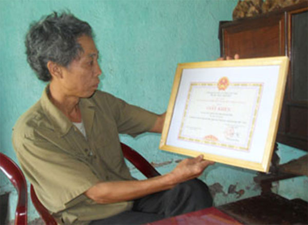 Gia đình ông Toàn được nhận Giấy khen của huyện Bắc Quang vì có thành tích xuất sắc trong hoạt động NHCSXH
