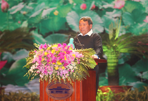 Ông Giàng A Sùa phát biểu tham luận tại Hội nghị tổng kết 10 năm hoạt động NHCSXH vừa được tổ chức tại Hà Nội