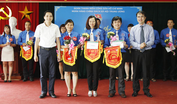 Giải Ba thuộc về 3 Bí thư (đứng giữa) thuộc chi đoàn tại Hội sở chính và Đoàn cơ sở TP. Hà Nội có thành tích xuất sắc