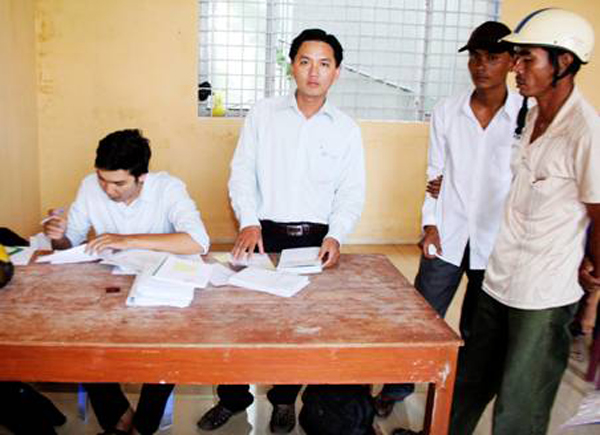 Phần lớn thời gian Trần Nguyễn Khoa Đăng (người đứng, thứ 2 từ trái qua) thường đi công tác ở cơ sở