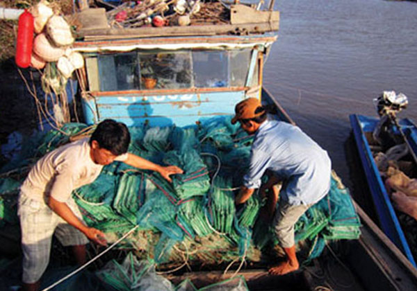 Vốn vay ưu đãi giúp người dân tại huyện Năm Căn đầu tư sửa chữa phương tiện đánh bắt cá