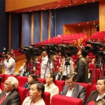 Phóng viên các cơ quan báo chí tác nghiệp tại Hội nghị tổng kết 10 năm hoạt động NHCSXH, giai đoạn 2003 - 2012 được tổ chức tại Hà Nội vào giữa tháng 4/2013
