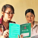 Chị Lang Thị Hoa - Chủ tịch Hội Phụ nữ xã Cắm Muộn, huyện Quế Phong hướng dẫn sử dụng vốn vay cho các hội viên