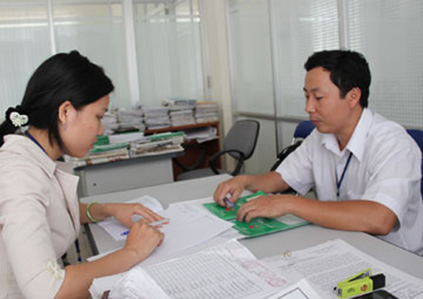 Anh Lê Tùng trao đổi nghiệp vụ với  các đồng nghiệp