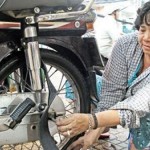 Chị Ðiền Thị Của (phường 5, quận 5) nhờ được vay vốn mua dụng cụ sửa xe trên đường Bùi Hữu Nghĩa đã thoát nghèo