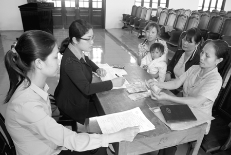 Phụ nữ thị trấn Thiên Tôn (Hoa Lư) làm thủ tục vay vốn tín dụng ưu đãi