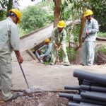 Trung tâm nước sạch tỉnh Hậu Giang đang lắp đặt đường ống dẫn nước sạch về cho các hộ dân sử dụng