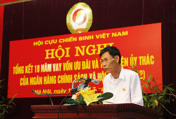 Ông Đinh Văn Thiện - Chủ tịch Hội CCB xã Yên Lương, huyện Thanh Sơn tham luận tại Hội nghị